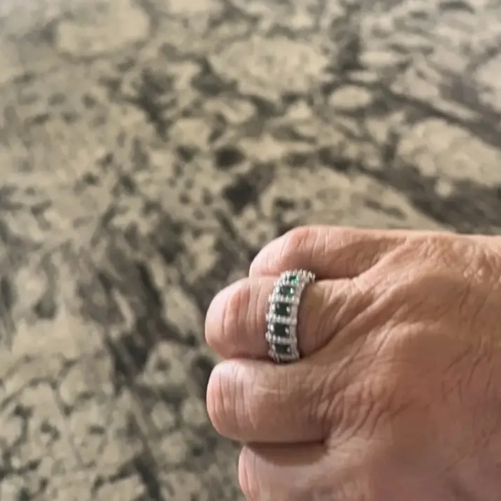🆕 Beautiful Emerald Moissanite CZ Silver Cigar Band Ring